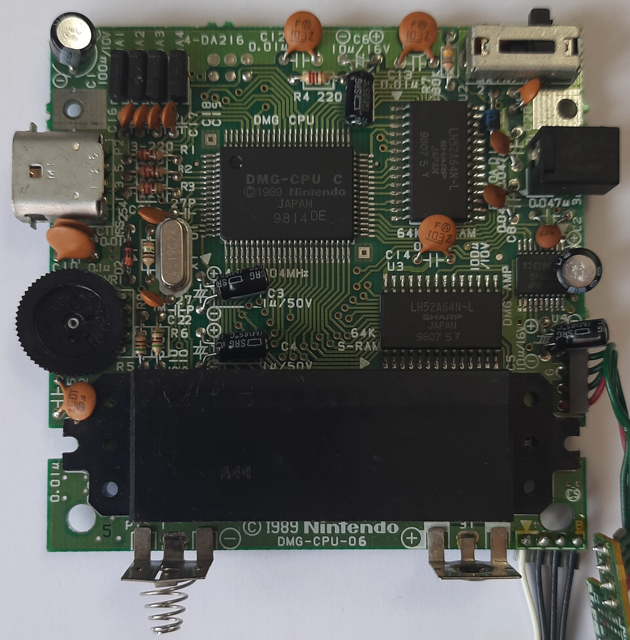 Main board of a classic Game Boy (DMG), revision 06. Main board of a classic Game Boy (DMG), revision 06.