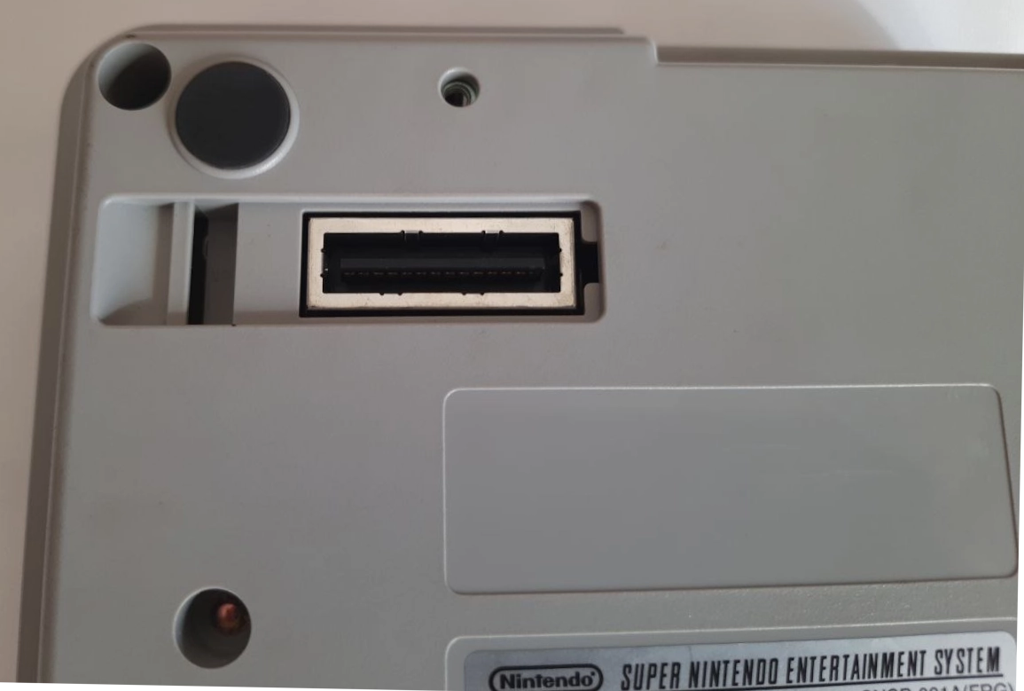 If the EXT port of your SNES looks like this, chances are it's a 1CHIP. Which one? Only opening it up will reveal! If the EXT port of your SNES looks like this, chances are it's a 1CHIP. Which one? Only opening it up will reveal!