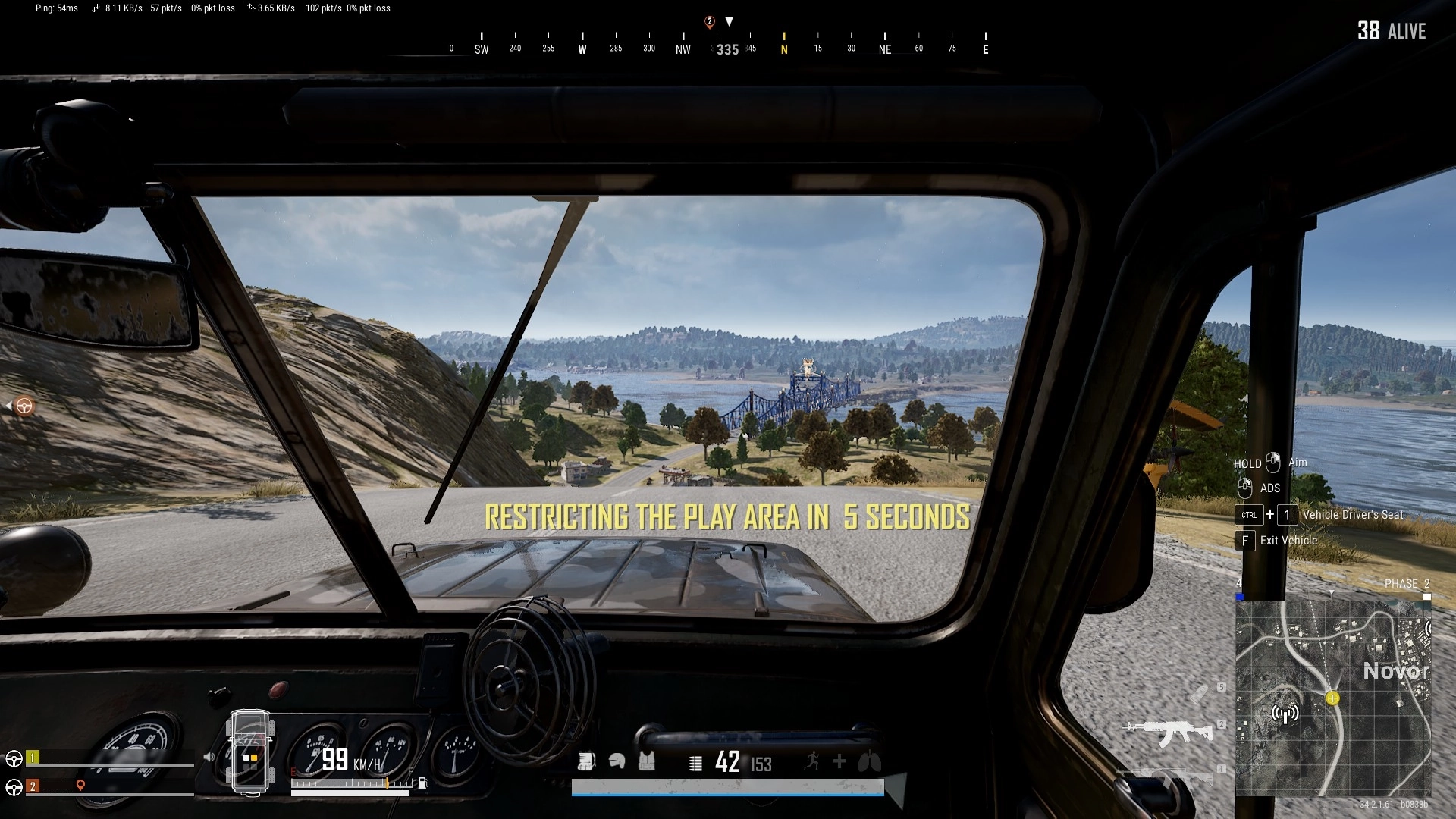 Aunque la mayoría prefieren jugar en tercera persona, hay un modo en primera persona bastante inmersivo que te permitirá apreciar los detalles de las armas y el interior de vehículos. Hay servidores donde es obligatorio para una jugabilidad más estricta.